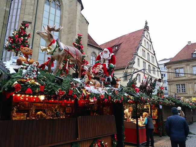本場ドイツのクリスマスマーケットを見たくて、シュツットガルト・ストラスブール・フランクフルトのクリスマスマーケットを見に行ってきました!(ストラスブールはフランスだけど。。)2週間前に飛行機のチケットを探したところ、各種税込で6万円台と安い飛行機があったので思わずポチッと。会社員なので、ちょっと短め現地2泊の弾丸クリスマスマーケット巡りです。ハプニング続出で、予定より観光時間は少なかったけど、3カ所それぞれ違うクリスマスマーケットだったので、それぞれの特徴を楽しめました🎵日程はこちら⬇=========================================2017/12/8(金) 夜 羽田空港 出発2017/12/9(土) 早朝到着の予定が12時間遅れで夕方フランクフルト到着→シュツットガルト観光2017/12/10(日) シュツットガルト観光→移動→ストラスブール観光2017/12/11(月) ストラスブール観光→移動→フランクフルト観光→夜 フランクフルト空港 出発2017/12/12(火) 夜 成田空港 到着=========================================金曜日、少し早めに仕事を終え、羽田に向かった私。19:30の北京行きに乗るはずでしたが、3時間半遅れで出発し、乗り換え4時間後の飛行機にギリギリ間に合いませんでした。(正確には、北京空港着いた時にはboarding中だったので間に合う時間でしたが、北京の乗り継ぎゲートを入れてもらえませんでした。。)仕方ないので、航空会社が用意したホテルでシャワー&仮眠し、半日後の飛行機に乗ってフランクフルトに到着しました。当初の予定では、早朝にフランクフルトに着き、昼過ぎまでフランクフルトを観光したのち、14時にシュツットガルトに到着するはずでしたが、シュツットガルトに到着したのは20:30でした。。それでは、シュツットガルトのクリスマスマーケットをどうぞ★