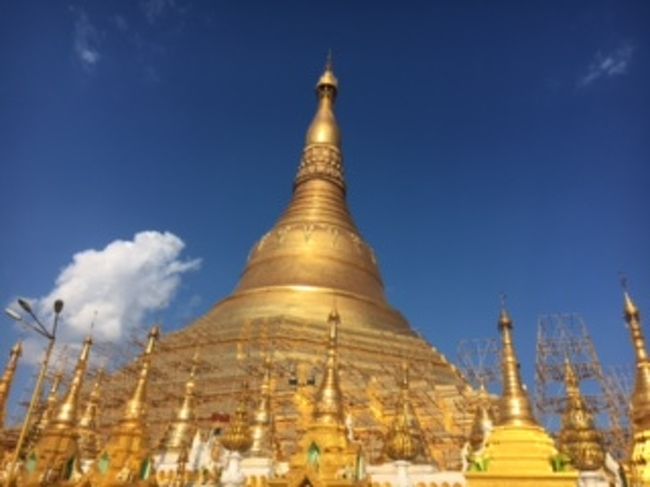 アジアの秘境ミャンマーの、世界三大仏教遺跡バガンとヤンゴンへ行ってきました！ヤンゴン国際空港では円が両替できない！仏塔寺院遺跡は裸足が基本で、草履が必要だった！などいろいろありましたが、雄大な自然と一体となったバガン仏教遺跡や人々の願いが込められた巨大な仏塔シュエダゴンパヤーなどを満喫できた旅でした。