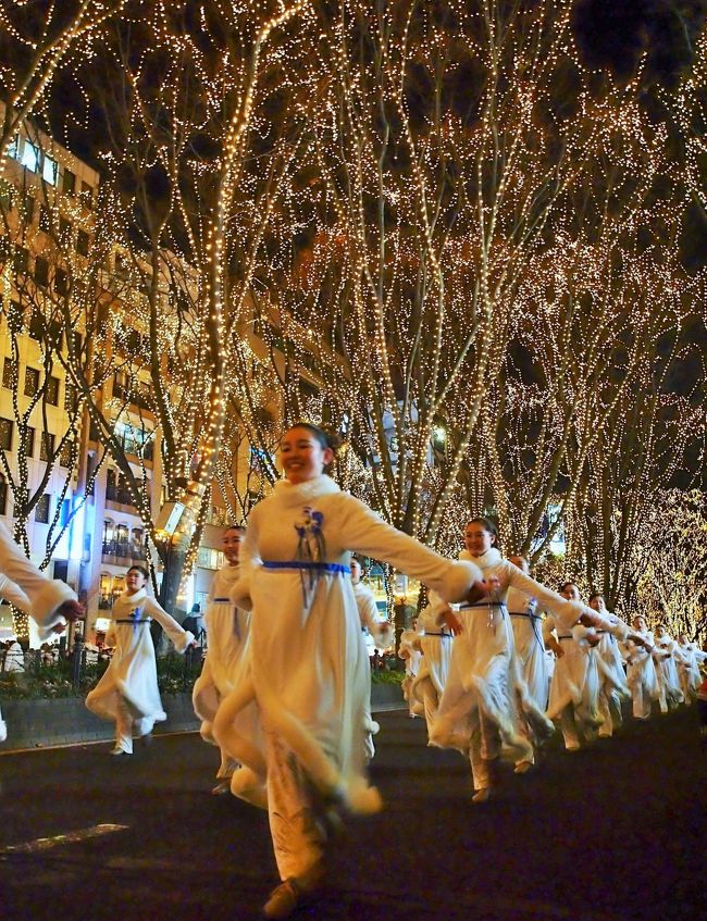 光のページェント開催中、クリスマスに近い日（最近は２３日の祝日）、市民やマーチングバンドなどが、定禅寺通りを賑やかにパレードするイベントがある。<br /><br />みな、サンタクロースやトナカイの格好をして、光のページェントをクリスマスムードで盛り上げる。<br /><br />光のトンネルの下は、たくさんのサンタクロースや音楽でいっぱいに満ち溢れる。<br /><br />SENDAI光のページェント<br />http://www.sendaihikape.jp/<br />