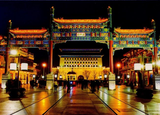 北京は大きく変わった。10数年前中国を旅した時はどこも夜になると薄暗く、寒々とした光景が見られたが、今はどうだろうか。街々は明るくなり、ネオンサインが輝き、街を闊歩する人々の姿があふれている。北京の街ではかつての暗い、寒々とした街並みはもう見られない。<br /><br />今回の北京滞在では胡同訪問ともう一つ見て回りたいところがあった。それは北京市内に残る古い教会である。イタリア人宣教師マテオ・リッチが建てた天主教聖母会（南堂）を始め、天主教聖若瑟堂（東堂）、中華聖公会教堂を訪ねた。今では多く人がはばかることなく教会に行くことが出来、日曜日に教会に出かけると、入りきれない人々が教会の内外に集っているのを見ることが出来る。<br />