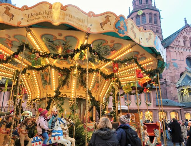 クリスマスのドイツの美しさに魅了され、<br />昨年に続き今年もクリスマスシーズンのドイツを訪れました。<br /><br />今回はファンタスティック街道に沿ってドイツのシュヴァルツヴァルト「黒い森」、フランスのアルザス地方を中心にガイドブック等には余り情報が掲載されていない、小さな町も巡る8日間の旅行です。<br /><br />そこには都市部とは違った素朴で温かみのある素敵な街並みが広がっていました。<br /><br />習得中のドイツ語もこの旅行で早速実践！！<br /><br />■1日目：成田‐フランクフルト<br /><br />＜ドイツ＞<br />■2日目：<br />コブレンツ ‐ マインツ - マンハイム<br /><br />＜フランス＞<br />□3日目：<br />ストラスブール - コルマール - <br />リクヴィール - ミュールーズ<br /><br />＜スイス／ドイツ＞<br />□4日目：<br />シャフハウゼン - コンスタンツ - チューリッヒ<br /><br />＜ドイツ＞<br />□5日目：<br />フライブルク - トリベルク - ゲンゲンバッハ<br /><br />□6日目：<br />テュービンゲン - シュトゥットガルト<br /><br />□7日目：<br />ハイデルベルク - ミッヒェルシュタット - <br />ミルテンベルク<br /><br />□8日目：帰国　フランクフルト‐成田<br />