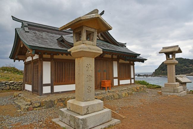 毎年12月には、山口県宇部市の宇部歩歩会の忘年ウォークに参加することにしている。宇部市に単身赴任していた約10年間のうち、後半5年間ほどは月一回の日帰りウォークと12月の一泊二日の忘年ウォークを行うこの会に参加していた。メンバーは、主に勤めていた会社のＯＢや現役社員で構成されており、約20名の小さな所帯の同好会だ。単身赴任を終えて千葉に戻ってからも、1年振りにこの会のメンバーや他の友人・知人と会うことを楽しみにして、毎年忘年ウォークに参加している。日帰りウォークは、山口県を中心とした近隣各地を10～20㎞ウォーキングしているが、忘年ウォークは少し遠出をして、九州各地でウォーキングと宿泊を行っている。これまでの行き先では、昨年の阿蘇＋熊本市内や、過去には別府八湯巡り、島原＋雲仙、秋月＋日田、山鹿＋柳川、葉隠の里＋有田など、関東の人間からすればローカル色豊かで比較的穴場的なところが多かった。また、距離的にもそれほど遠くない九州の北半分ぐらいが選ばれている。<br /><br />今年は、新たに世界遺産登録となった「『神宿る島』宗像・沖ノ島と関連遺産群」が行き先となったとの案内が10月頃に届いた。世界遺産クラブ会員としては、いずれは訪れたいところだったので、ウォーキング・旧友との再会・世界遺産訪問の一石三鳥とばかりに参加することにした。また、ここ数年恒例となっている夕食後の１時間の世界遺産講演も幹事さんから同時に依頼されていたため、事前準備しての参加であった。<br /><br />千葉からの参加のため前日から宇部に行き、他の友人に会ったりして有効に時間を費やしたが、忘年ウォーク当日は、14名参加で宇部から車3台に分乗して出発し、行程は下記のようなものだった。<br /><br />１日目：宇部（車）－道の駅むなかた（歩）－神湊フェリー乗り場（船）－大島（宗像大社中津宮（歩）－展望台（歩）－砲台跡（歩）－沖津宮遥拝所）（船）－神湊フェリー乗り場（車）－玄海ロイヤルホテル（泊）<br />２日目：ホテル（車）－道の駅むなかた（歩）－宗像大社辺津宮（歩）－古墳群（歩）－道の駅むなかた（車）－山口宇部空港<br /><br />大きく分けて３個所に分かれているこの世界遺産の構成資産は、下記の通りとなっている。<br /><br />沖ノ島：宗像大社沖津宮、小屋島、御門柱、天狗岩<br />大島：宗像大社中津宮（御嶽山祭祀遺跡を含む）、沖津宮遥拝所<br />九州本土：宗像大社辺津宮、新原・奴山古墳群<br /><br />沖ノ島は神官以外誰も立ち入ることが出来ないので、世界遺産としては沖ノ島手前の大島と九州本土側の構成資産巡りとなった。<br />