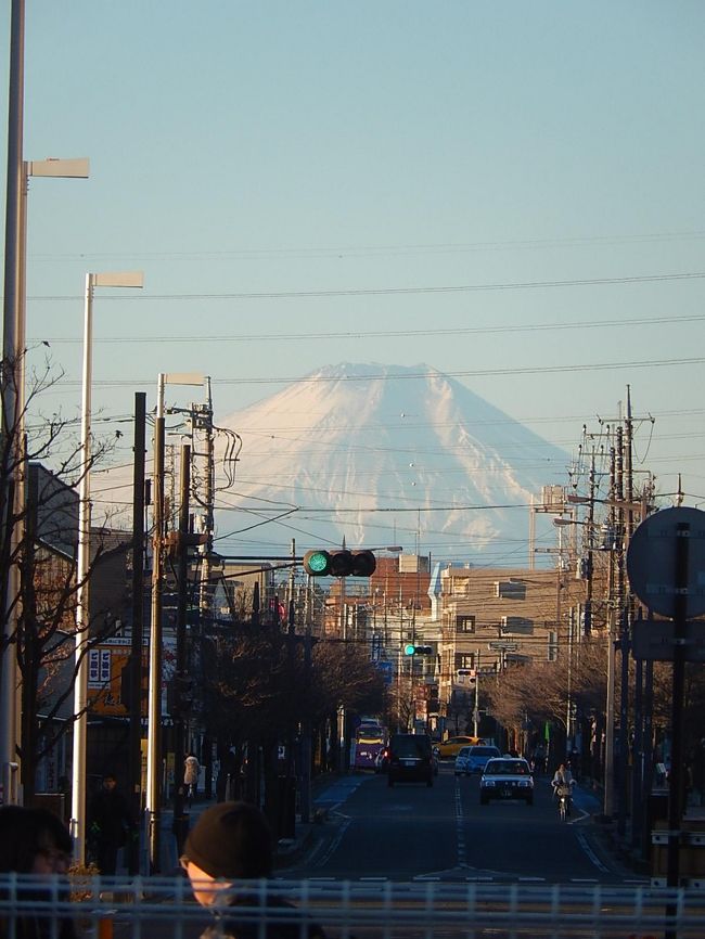 12月28日、午前7時29分に上福岡駅から素晴らしい富士山が見られました。　久しぶりの通勤で気持ちよく電車に乗れました。<br /><br /><br /><br />*写真は上福岡駅から見られた富士山<br />