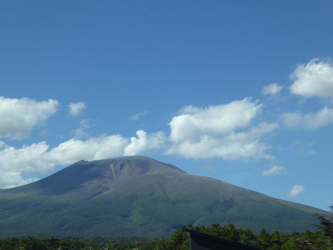 9月29日-10月1日の2泊3日　別所温泉に行きました♪<br />温泉・歴史・松茸料理をたっぷりと楽しんできました♪<br /><br />☆Ｖｏｌ１：第１日目（９月２９日）東京→上田♪<br />東京から北陸新幹線「あさま」のグランクラスで上田へ。<br />「あさま」のグランクラスは弁当や飲み物が出ないので、<br />駅で駅弁やワインを買って持ち込む。<br />ゆったりと頂きながら晴れ渡った風景を眺めて。<br />軽井沢を過ぎると浅間山が美しくみえる。<br />ゆったりと眺めて♪<br />