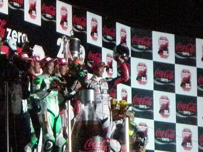 鈴鹿で毎年開催されるバイクの8時間耐久レース=通称8耐。レースライダーはもちろん、観客も耐久で観戦です。めっちゃ熱くて(暑いより熱い)、めっちゃ過酷な、めっちゃ大好きなレースです。<br />表紙写真は、レース終了後の表彰台です。