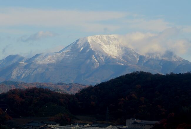 彦根城本丸からの眺望は見応えがあります。この時期ですと、雪を被った伊吹山、琵琶湖と沖に浮かぶ多景島、紅葉の佐和山城があった佐和山、旧城下町の彦根の市街などが見所です。