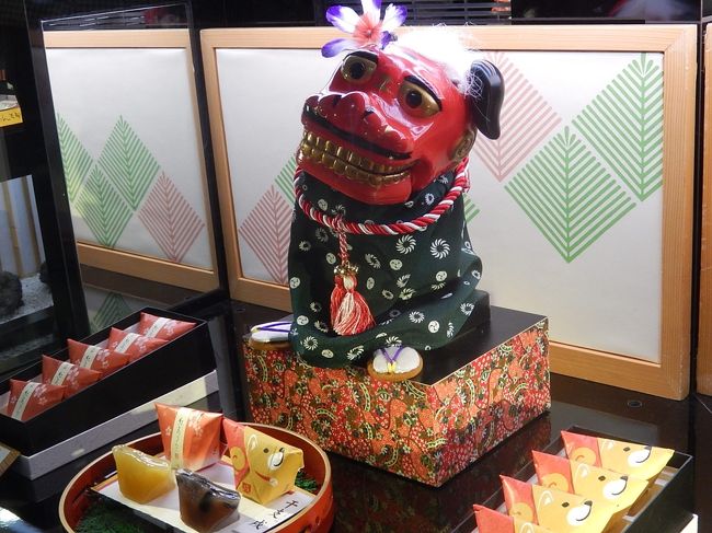 12月29日、午後2時に池袋東武百貨店へ連れと一緒に行った。　目的は年賀用のお菓子や魚等を買うためである。　この日は食品売り場ではかなりの人出で賑わっていた。<br /><br /><br /><br />*写真は年賀用菓子売り場で見られた見事な飾りつけ・・・干支戌羊羹