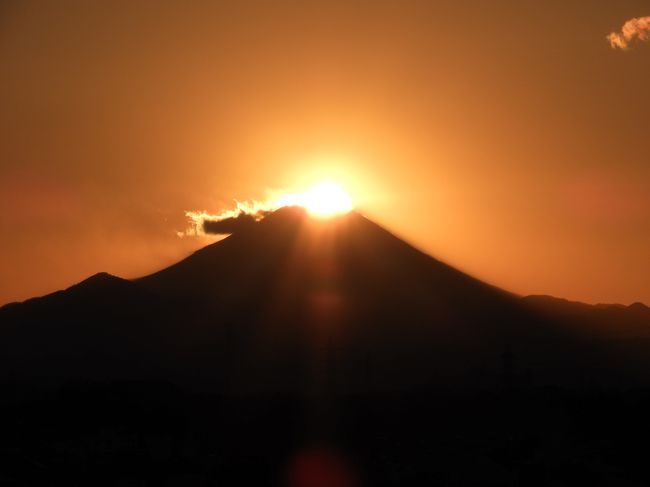 ２０１７年－２０１８年シーズンの自宅から見える富士山です。<br /><br />冬のみ見える富士山です。<br /><br /><br />過去の富士山の写真<br /><br />２０１６－２０１７年　富士山<br />https://4travel.jp/travelogue/11201726<br />２０１４年－２０１５年<br />http://4travel.jp/travelogue/10971033<br />２０１３年－２０１４年　家から見る富士山<br />http://4travel.jp/travelogue/10842891<br />２０１３年１月から３月の富士山<br />http://4travel.jp/travelogue/10757957<br />２０１２年１０から１２月の富士山<br />http://4travel.jp/travelogue/10725766<br />２０１１－２０１２シーズンの富士山<br />http://4travel.jp/travelogue/10628491<br />２０１０－２０１１シーズンの富士山<br />http://4travel.jp/travelogue/10528806<br />２００９年の富士山<br />http://4travel.jp/travelogue/10306914<br />２００８年－２００９年の富士山<br />http://4travel.jp/travelogue/10297844<br />２００７年－２００８年の富士山<br />http://4travel.jp/travelogue/10197300