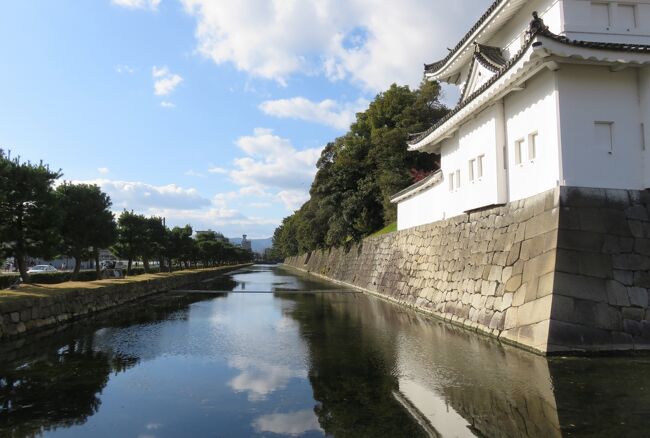 滋賀と京都の名城巡りの締め括りです。二条城は、1600年の関ヶ原の戦いで勝利した徳川家康が建造を始め、幕末の1867年、15代将軍・徳川慶喜が諸国大名を集めて、大政奉還を宣言しました。歴史の重たさを実感させるお城です。<br />