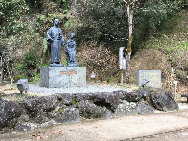 レンタカーで巡る鹿児島の旅　2泊3日（1/4 鹿児島空港-鹿児島市）<br /><br /><br />鹿児島空港　→　鹿児島市　→　指宿温泉（泊）　→　開聞岳　→　知覧　→　鹿児島市　→　霧島温泉（泊）　→　霧島神宮　→　塩浸温泉龍馬公園　→　鹿児島空港<br /><br />初日は指宿温泉泊です。<br />鹿児島空港でツアー込みのレンタカーを借りていくのですが、鹿児島市内で渋滞、結構時間がかかり、殆ど何も見ずに車を運転という結果でした。<br />帰りも知覧でゆっくりしたので鹿児島市内を通過時点は日が暮れ、<br />2日目の宿泊先の霧暇温泉まで急いだので鹿児島市内は見ずに終わりました。<br /><br />最後の日に霧島神宮に寄り、<br />坂本龍馬 お龍新婚湯治碑がある塩浸温泉龍馬公園をと通って鹿児島空港に行きました。<br />年寄りにはきついドライブでした。<br />今後はもうレンタカーのツアーには参加しないことに決めました。<br />