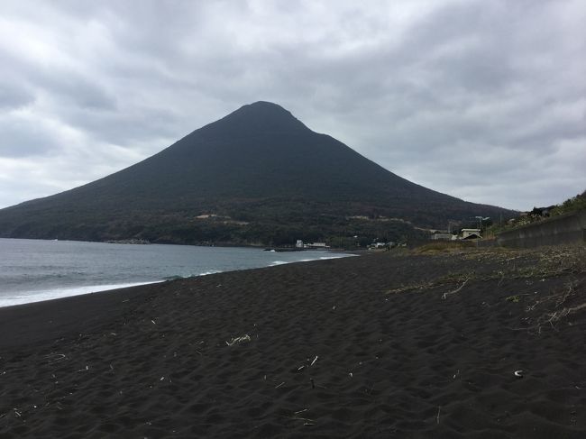 レンタカーで巡る鹿児島の旅　2泊3日（2/4 指宿温泉　→　開聞岳）<br /><br />鹿児島空港　→　鹿児島市　→　指宿温泉（泊）　→　開聞岳　→　知覧　→　鹿児島市　→　霧島温泉（泊）　→　霧島神宮　→　塩浸温泉龍馬公園　→　鹿児島空港<br /><br />指宿では砂蒸し風呂がメインです。<br />遅くついたので翌日の朝砂むし温泉に入って開聞岳を堪能しました。<br />その後知覧をまわって次の宿泊先の霧島温泉に行きました。<br />指宿ではお腹が空いて先に食事をした。<br />砂蒸し温泉は指宿海上ホテルでも同じ料金がかかるので、<br />翌日に開聞岳が見える山川砂蒸し温泉に入りました。<br />うなぎ温泉や魚見岳などもありましたが、開聞岳に行きたいのでパスしました。<br />いい天気になり開聞岳の景色を堪能しました。