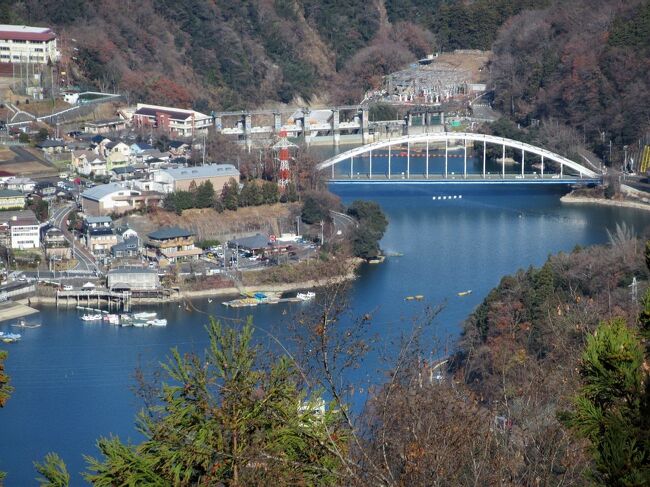 2017年の山行の〆として、相模湖の近くにある石老山（せきろうさん）に仲間７名で登りました。<br />石老山は、JR高尾駅から１駅先の相模湖駅で降りて、バスに10分ほど乗ると登山口に到着・・・都心からのアクセスが良く、登山道もよく整備されて気軽に登れるので、日帰りハイカーに人気の山です。<br />2015年11月には皇太子様も登られました。<br />また山の中腹には、平安朝時代に建立された顕鏡寺や数々の奇岩・巨岩があり、山頂や展望台からは富士山などの山々や都心、相模湖の景観が楽しめるなど、魅力の多い石老山です。<br />写真は、大明神展望台から見た相模湖と相模湖大橋。