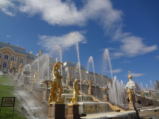 5月になると噴水の通水が始まるピョートル大帝夏の宮殿と庭園。今年は5月上旬まで寒かったから、もしかして見られないのかしらと心配していましたが、まったくの杞憂でした。もともと水遊びが大好きなので、予想以上に楽しい時間を過ごせました。5/19 成田からモスクワへ。5/20 赤の広場観光。セルギエフ・ポサード観光。スズダリ泊。5/21 スズダリ観光。ウラジーミル観光。ヤロスラブリ泊。5/22 ヤロスラブリ観光。モスクワから夜行列車乗車。車中泊。5/23 キジ島観光。ペトロザヴォーツク泊。5/24 ペトロザヴォーツク観光。サンクトペテルブルク泊(3連泊)。5/25 エルミタージュ美術館入場。バレエ鑑賞。5/26 ピョートル大帝の夏の庭園観光。エカチェリーナ宮殿観光。運河クルーズ。5/27 サンクトペテルブルグ観光。空路モスクワへ。モスクワ泊(2連泊)。5/28 トレチャコフ美術館入場。クレムリン観光。ノヴォディヴィッチ修道院観光。5/29 コローメンスコエ観光。夕方モスクワ発。機中泊。5/30 午前成田着。
