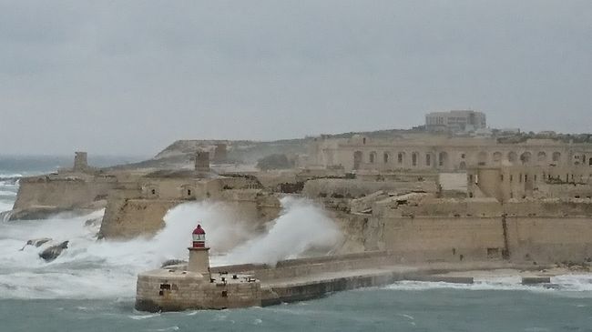 年末にマルタとシチリアを旅行しました。ともに遺跡がたくさんありグルメも楽しめそうです。最初の数日は強風が吹き荒れどうなるかと思いましたがその後は天気もよくなりポカポカ陽気に。シーズンオフではありましたが十分楽しむことができました。<br />