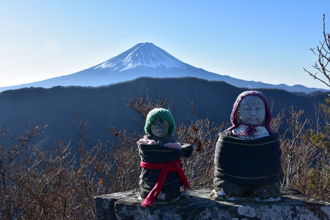 毎年恒例になりましたが、今年最後はやはり富士山を見て締めくくりたいということで、選んだのが未踏の釈迦ヶ岳。この山は中央道を走っていると御坂山塊の中でも尖ってひときわ目に入る山です。せっかくなので黒岳との尾根も繋いで富士山を2座で堪能しました。<br /><br />コースタイム:5時間50分(休憩1時間10分)<br />釈迦ヶ岳登山口~釈迦ヶ岳~府駒山~どんべい峠~黒岳~黒岳展望台~スズラン峠~釈迦ヶ岳登山口