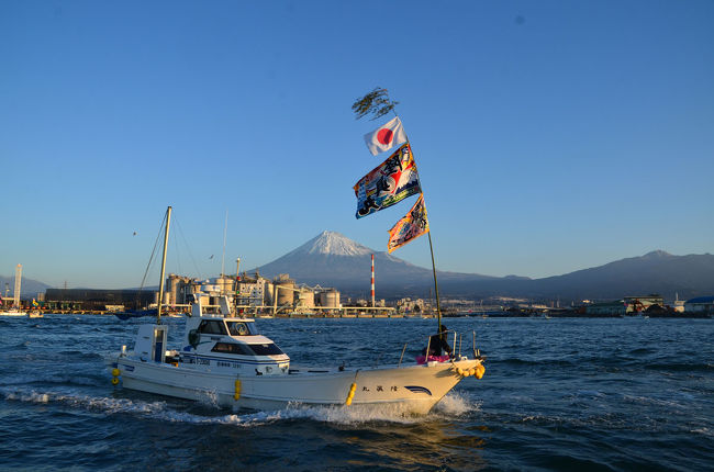 田子の浦は、初日の出を見に来る人が多いです。<br />そこで集まった人に楽しんでもらうため、また、新年のしらす豊漁を祈願し、田子の浦しらす漁船に大漁旗を取り付けて田子の浦海上のパレードが行われています。<br />私も今年はここで見ようを来ましたが、車をふじのくに田子の浦港公園に停めようとしましたが入口が開いていないようで開門を待つ車がかなり並んでいました。仕方なく、魚市場の駐車場に停めました。<br />そして…。<br /><br />★富士山観光交流ビューローのHPです。<br />http://www.fujisan-kkb.jp/index.html<br />