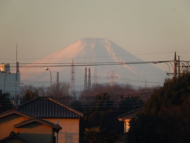 2018年元旦に午前7時に起床して朝焼け富士を撮影しました。日の出は6時52分でしたが、朝焼け富士を見ることが出来ました。<br /><br /><br /><br />*ふじみ野市より見られた朝焼け富士