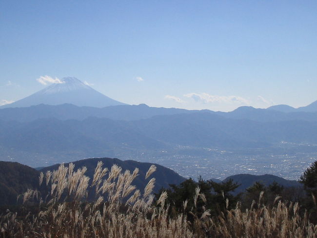 山梨百名山の帯那山から、あまり紹介されていないルートを水ガ森へ縦走して、下山は昇仙峡方面の高成町へ。<br />マイカー登山では行きにくい縦走コース。<br /><br />※登山コース／中級（75歳の方まで参加可能）<br /><br />【予定】<br />中央本線塩山駅（改札口前∇改札口1カ所）9:45集合〈タクシー〉戸市(1030m)…帯那山(1381m)…奥帯那山(1422m)…弓張峠…水ガ森(1553m)…弓張峠…林道出合…高成(760m)〈タクシー〉甲府駅17:00頃解散<br />[歩程 約4時間]