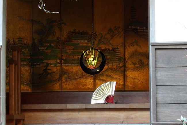　北鎌倉にある円覚寺の頭塔如意庵はかつては正月元旦に境内を公開したことがあるが、最近ではまた未公開になっている。<br />　山門にはその旨が記載された看板がある。山門前の建物（本堂）の玄関の活け花が辛うじて見ることが出来た。<br />（表紙写真は本堂玄関）