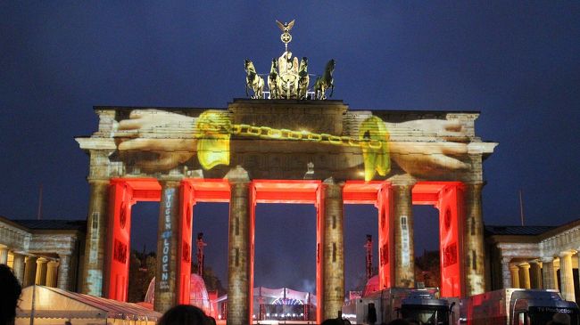 「ドイツ統一の日」をからめて２泊3日でベルリンへ。<br /><br />毎年10月3日は「ドイツ統一の日」。1990年にドイツが再統一したことを記念する日で、言わばドイツ連邦の建国記念日。前にベルリンに来たのは9年ほど前で忘れてるところもあったし、何か特別なことがあるかと期待してベルリンへ行ってみることに。<br /><br />飛行機のチケットを手配したのはこの旅行のちょうど2週間前。エア・ベルリンがとても安いオファーを出していたのですぐに飛びついた。8月中旬頃にエア・ベルリンが破産申請を出していたのは知っていたけれど、ルフトハンザの支援で運航が継続していたのであまり気にしていなかったところがある。でもチケットを手配してしまった後に調べ直してみたところ、この1週間前にはパイロット達による山猫ストライキが発生していて相当ヤバイ状態にあることを知った。ちゃんと飛ぶのかどうか不安に思いつつ、その日が来るのを待ち続けなければならなかったのはあまり心地よいものでは無かったけれど、最後の最後で愛用していたエア・ベルリンに搭乗することができたのは良い思い出になった。（エア・ベルリンはこの約1ヶ月後に全便の運航を完全停止、年の暮れにはその子会社だったNiki航空も破産申請して運航停止。）<br /><br />表紙写真：<br />3Dマッピングで鮮やかに彩られたフランデンブルク門