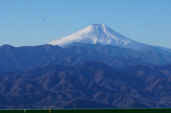 2018年最初の日を活動的に過ごそうと考えていました。<br />最近読んだ「山と食欲と私」の影響もあって結論は陣馬山から高尾山への縦走です。<br />関連する本などを読むとどれも初級とあったので靴はスニーカー、ザックではなくメッセンジャーバッグとどう見ても街歩きの恰好で行ってしまいました。<br />体力勝負の縦走です。<br />撮った写真を見てみると富士山を撮りに行った？、と思われるほど撮っていました。<br />