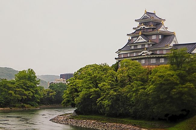 「晴れの国岡山」なんていうじゃない？<br />その言葉のイメージから岡山って晴れの日が多いイメージなわけよ。<br />そんなイメージを裏切るように雨！！どしゃ降り！！台風近づいてる！！<br />って、そんな中の岡山観光の模様です。<br />