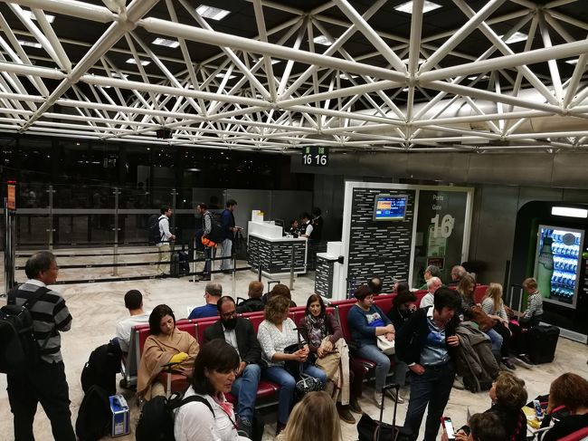 世界遺産の宝庫ポルトガル8日間<br />旅行会社:JTB<br />航空会社:ルフトハンザ航空<br />旅程:2017年9月26日~10月3日<br />--------------------------------------------------<br />今回は下記日程の7と8日目<br />07:15 リスボア発LH1173便でフランクフルトへ<br />11:20 フランクフルト着<br />13:20 フランクフルト発LH0740便で関西空港へ<br />07:40 関西国際空港着<br />--------------------------------------------------<br />第1日目 9月26日<br /> 朝 関西国際空港発<br /> 午後 フランクフルト空港着<br /> 夜 フランクフルト空港発<br /> 深夜 ポルト着後ホテルへ<br /><br />第2日目 9月27日<br /> 終日 ポルト市内観光<br /><br />第3日目 9月28日<br /> 午前 ポルトからアベイロへ(約68km)<br /> 着後アベイロ散策<br /> その後 コインブラへ(約61km)<br /> 午後 コインブラ市内観光<br /> その後 トマールへ(約78km)<br /> 夕刻 トマール着 <br /><br />第4日目 9月29日<br /> 午前 バターリャへ<br /> 着後 バターリャの未完の修道院観光<br /> その後 オドビスへ(約68km)<br /> 着後 オドビス散策<br /> 午後 アルコバサへ(約34km)<br /> 着後 アルコバサの修道院観光<br /> その後トマールへ(約68km)<br /> 夕刻 トマール着<br /><br />第5日目 9月30日<br /> 午前 トマールの修道院観光<br /> その後ナザレへ(約76km)<br /> 着後 ナザレ散策<br /> 午後 リスボンへ(約124km)<br /> 夕刻 リスボン着<br /><br />第6日目 10月1日<br /> 午前 リスボン市内観光<br /> 午後 シントラへ(約28km)<br /> シントラとロカ岬観光<br /> その後リスボンへ(40km)<br /> 夕刻 リスボン着ホテルへ<br /><br />第7日目 10月2日<br /> 早朝 リスボン発LH1173便でフランクフルトへ<br /> 昼 フランクフルト着<br /> 午後 フランクフルト発LH740便で関西国際空港へ<br /><br />第8日目 10月3日<br /> 朝 関西国際空港着<br />-----------------------------------------------------------<br />