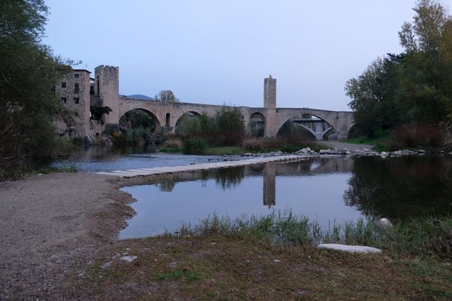 ４回目のスペイン。今回タラゴナ県には立ち寄らなかったが、仏領カタルーニャを含めたカタルーニャ地方のロマネスクの教会を訪ね歩く。<br />【旅程】--------------------------------------------------<br />11/３(金)~11/11(土)　７泊９日<br />　1日目　 羽田→バルセロナ（カルドナ泊）<br />　2日目　 アルティエス<br />　3日目　 フォア<br />　4日目　 アルジュレス＝シュール＝ラメール<br />　5日目　 アルジュレス＝シュール＝ラメール<br />　6日目　 ベサルー<br />　7日目　 ペラタリャーダ<br />　8日目　 ペラタリャーダ→バルセロナ→フランクフルト→羽田<br />　9日目　 帰国