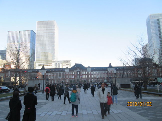 東京駅丸の内駅前広場は、平成26年から建設局と東日本旅客鉄道株式会社が連携して整備を進め、平成29年（2017年）12月7日（木曜日）、整備工事が完了し、供用が開始されました。東京駅は大きすぎて広角レンズを使わないと入り切れません。周りの高層ビルから撮るか、今流行りのドローンでも使って撮影したらどうでしょう。駅前広場整備工事で２つの換気塔が無くなり見通しが良く成りました。2020年東京オリンピックを開催時の東京いや日本の玄関口として、首都にふさわしい都市景観の形成などを目標としています。<br />2012年10月の復元東京駅は下記をご覧ください。<br />https://4travel.jp/travelogue/10718059<br />