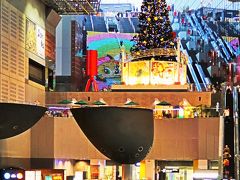 京都-13　京都駅ビルあたり　完成20年目の風格も  ☆クリスマスツリー飾りも整えて
