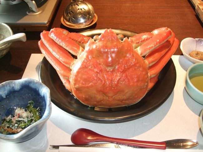 毎年、恒例の日帰りカニツアーです。今回も神姫バスで行って参りました。今年は早めに予約したのでバスの席も一番前かなぁと思ってましたが、一番後ろの席でした。でもリクライニングも全開まで下げれたし、4人で5席使えたのでそれもなかなか良かったですよ。<br /><br />■はなれ風香 大がにコース<br />大人限定プランです。お子様のご参加はできません!だって楽しみです<br />(佳松苑 到着予定時刻 11:10)<br /><br />■14,980円也<br />去年より1000円ちょいアップ!