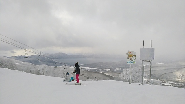 大学生の末娘と秋田・岩手の旅、東京から夜行バスに乗りました。年末のせいか、見たことない混雑(&gt;_&lt;)　おまけに大雪の影響で高速道路閉鎖、予定より２時間遅れで大曲に。<br />結構な風雪なのでスキーやめて角館を観光。５年前の夏に訪ねた角館ですが、別世界の雪景色です。昔のままの武家屋敷なんでしょうが、とにかく寒い！　室内はちゃんと暖房しているのに３℃&#8252;<br />印象的な街並みでしたが、極寒にたまらず３時間で撤退(笑)<br />田沢湖のヒュッテビルケでにごり湯につかってます。極楽、極楽(^o^)<br /><br />２日目、寒さはあまり緩みませんが、小雪のたざわ湖スキー場に。<br />スキー場にしてはまあまあの天気ですが、新雪が結構積もっていて、下手な私たちはスキー操作に戸惑う箇所もあります。ゲレンデが混んでないのはラッキーですが、滑走感はイマイチでしょうか(&gt;_&lt;)<br />中間部から上のガスは濃くなったり薄くなったり。まあ田沢湖が見えるのが慰めです。<br />宿のビルケに戻って温泉に入るほうがハッピーではということになり、２時すぎ撤退しました。<br /><br />