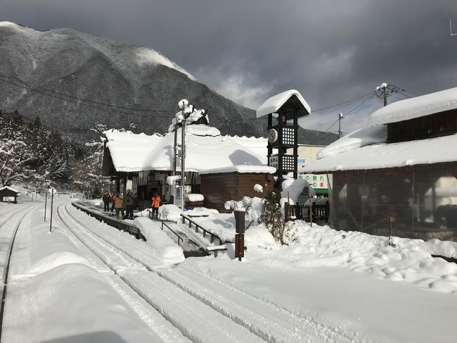 2015年2月、2016年4月に行った会津若松に2017年の年末に行ってきました!<br />これで3年連続の訪問です!<br />だって、野岩鉄道・会津鉄道&会津若松、好きなんだもん~(笑)<br /><br />2015年2月の旅行記:201502-09_雪の野岩鉄道&会津鉄道に乗って鶴ヶ城を見に行ってきました <br />https://4travel.jp/travelogue/10987347<br /><br />2016年4月の旅行記:201604-会津の桜を愛でに行く<br />https://4travel.jp/travelogue/11170352<br /><br />今回は今年運行を開始したリバティに乗車すべく、会津に出かけます。<br />浅草から会津田島行の直通快速電車がなくなったのは残念ですが…。<br /><br />12/30<br />鬼怒川温泉駅8:35→『リバティ会津101号』→9:45会津田島。<br /><br />会津田島駅で『会津ぐるっとカード』を受け取ります。会津田島駅で受け取る場合には乗継の時間が少ないので、事前に連絡をしておく必要があります。私は7分の余裕があったので、精算窓口で受け取りました。<br />会津マウントエクスプレスのような直通電車だとホームまで持ってきてくれるのかもしれません。<br /><br />会津田島9:52→『会津鉄道会津線 普通 リレー101号』→11:00七日町駅に到着。<br /><br />七日町を散策して、『桐屋・権現亭』で「そば三昧」をいただきました。<br />午後は鶴ヶ城へ。天守閣に上がって、街を一望、茶室麟閣では抹茶をいただきました。<br />鶴ヶ城から御薬園に寄ってお庭を見学したら、15:30になったので東山温泉に向かいました。<br /><br />12/31<br />東山温泉から武家屋敷へ。旅館の送迎バスが武家屋敷まで連れて行ってくれました。<br />武家屋敷の後は飯盛山へ。白虎隊の慰霊碑や自刃の地、さざえ堂を見学してランチへ。<br />ランチは白孔雀食堂でソースかつ丼をいただきました。<br />その後電車の時間まで余裕があったので、野口英世青春通りを散策後、『會津壹番館』でケーキセットをいただいて、野口英世青春館を見学しました。<br />「あかべぇ」に乗って、会津若松駅へ。<br />会津若松16:23→『会津鉄道会津線 普通リレー148号』→17:30会津田島<br />会津田島17:48→『リバティ148号』→18:56鬼怒川温泉<br />年越しは鬼怒川温泉で過ごしました!<br />