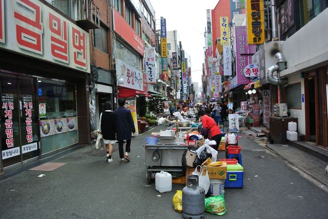 お休みとらずの土日釜山。<br />初めて一緒に行く後輩2名とお友達と４人旅。<br />かけあしでお肉食べてエステして貝食べて来ました。<br /><br />エア<br />ジンエアー<br />10/22 関空11:40→金海13:05<br />10/23 金海14:00→関空15:20<br />往復ひとり　￥14,140<br /><br />ホテル<br />ユニークステイ　ベッド＆ブレックファースト<br />４人部屋￥14,071（一部屋料金）<br /><br />2日目<br />https://4travel.jp/travelogue/11317331