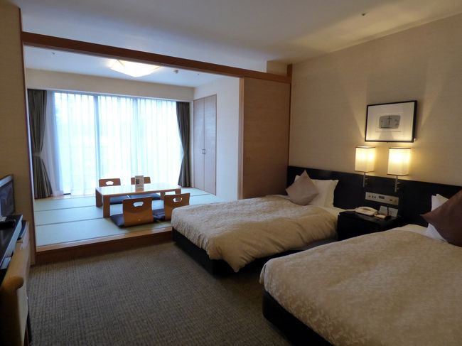 チェックインの手続きをしてクラブラウンジで寛いでいると、ホテルスタッフがお部屋の用意が整いましたと知らせてくれます。<br /><br />そこでフロントデスクでルームキーを受け取り、この日から2泊するお部屋に向かいます。<br />