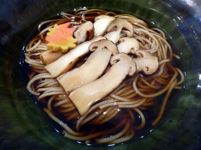 この日の夕食は2016年7月にオープンした じねんじょ蕎麦 箱根 九十九(つくも)で頂きます。<br /><br />初めて訪ねたお洒落なお蕎麦屋さんでは、つまみもワインもとても美味しく、新たな箱根のお気に入りが一つ増えました。<br />