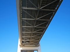 横浜-3　横浜クルーズ2/4　横浜ベイブリッジを通過し　☆優美な斜張橋を見上げる