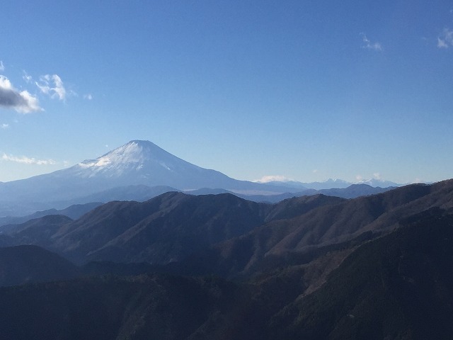 2018年1月2日からさっそく登り初め。<br />研究中の”富士山が近くに見える山探し”です。<br /><br />今回はヤビツ峠発着、二ノ塔経由で三ノ塔まで行って引き返すコースを選びました。<br />ほとんどの人は少なくとも塔ノ岳までは行くようですが、朝寝坊したし、目的富士さんだし。（へぼい）<br /><br />三ノ塔からは遠く南アルプスまで眺めることができ、富士山がちらっとしか見えない大山よりもおすすめ。<br />景色も去ることながら、とてもお手軽なんですよ♪初心者にももってこいのコース★<br /><br />