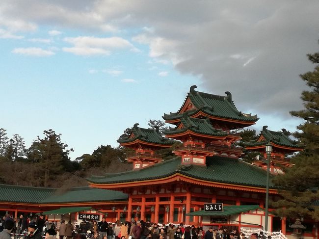 平安京と深い関係にある神社、北の玄武「上賀茂神社」、西の白虎「松尾大社」、東の蒼龍「八坂神社」、南の朱雀「城南宮」、中央を守護する「平安神宮」の5社すべてを巡るクラブツーリズムのツアーに1/2参加しました。<br />道路が渋滞している上に初詣客が多くてとても忙しいツアーでしたが、5社すべて巡ることができ楽しくて大変満足しました。