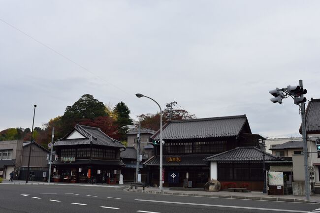 旅の行程<br />１１月１４日　塩竈、松島<br />１１月１５日　登米、富谷<br />１１月１６日　白石、村田<br /><br />宮城県塩竈市は、港湾都市として古くから歴史のあるところで、明治時代には東北本線の建設資材の陸揚げ港として近代的な港湾整備が行われ、近年は近海や遠洋漁業の基地として発展を続け、『日本一のマグロの水揚げ港』と呼ばれています。<br /><br />「奥の細道」に松尾芭蕉が塩竈から松島へ舟で渡ったことが記されているように、塩竈は八百八島といわれる松島の島々へ向かう海の玄関口としての一面もあり、松島との間を遊覧船が結んでいます。<br /><br />現在の塩竃は、大規模な区画整理と再開発により町の佇まいが日々様変わりしつつあり、風情ある町並みが見られるのは、ＪＲ本塩釜駅から鹽竈神社にかけての、門前町一帯のみとなってしまったようです。<br /><br />なお、あの東日本大震災を経験した塩竃では、震災被害の甚大さを後世の人々に語り継ぐ活動が行われているようなので、その一端にでも触れられれば良いなと思っています。