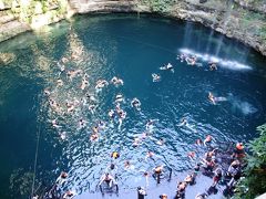 大地にぽっかりと開いたセノーテ・イキル