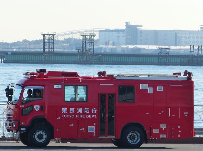 毎年ＮＨＫで生中継があるので、ご覧になられた方も多いと思いますが、東京消防庁の出初式に行ってきました。<br /><br />オッサンの私は、かつて晴海の国際見本市会場横でやっていた頃は 毎年見に行っていたのですが、会場を有明に移してからは数えるほどしか行っていません。<br /><br />晴海の時代は、観客が会場入りする際に、機械部隊行進に参加するためにズラッと並んだ消防車両を間近に見る事ができたのですが、今の会場は構造上それも難しいようです。