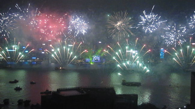 香港大好きリピーターです。<br /><br />ペニンシュラ香港での年越しは初めて。でもいつものように(いつも以上に?)のんびりです。<br /><br />これまでも年末の予約時に一応、ペニンシュラHPもチェックはしていましたが、タワーハーバービューが初めて予約可能でした。また、同行者が外出時に車椅子を使うことがあるので、昨年までのインターコンチネンタルは、ロビーへの坂がちょっとツライというのもあります。<br /><br />航空会社:ANA<br />ホテル:ペニンシュラ香港 5泊
