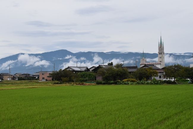 長浜市高月町は琵琶湖北東部の湖北平野に位置し、水田地帯が広がるのどかなところです。<br />「観音の里」として知られ、各集落にあるお堂には、戦国時代の数々の戦火を逃れ、民衆の手によって守り抜かれてきた観音像が今も大切に残されています。<br />普段は秘仏としてお堂に鍵がかかっているところが多いのですが、年に１度だけ地元の人たちが世話人となり観音像が一斉に公開されます。<br /><br />2017年は10月15日（日）に「第33回 観音の里 ふるさとまつり」が開催され、高月町と隣の木之本町（2017年より参加）の観音堂31か所が公開されました。<br />当日はJR北陸本線高月駅を起点にして各地域をまわる巡回バスが30分毎に運行され、町ぐるみの祭りになっています。<br />1日で全部の観音堂がまわりきれないため、リピーターの人を多くみかけました。<br />また、高月町はヤンマーの創設者 山岡孫吉氏の故郷です。<br /><br />次回2018年の開催は10月14日（日）に決定しています。<br /><br />旅行記は、観音の里ふるさとまつり実行委員会の配布資料、各観音堂の案内資料、近畿農政局「湖北平野の自然」、長浜・米原・奥びわこ観光サイトHPなどを参考にしました。<br />