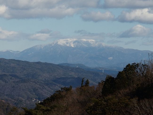 旅行記に何度か登場した地元の山、猿投山に、今年初登りしてきました。<br /><br />いつもは、猿投神社側から登るのですが、久しぶりに温泉付きで登ろうかと。<br />猿投山は、2か月ぶりくらい。<br />温泉側は、神社側から登るより、アップダウンがきつく、登山道は荒れておりました。<br /><br />アフター登山に、天然ラドン猿投温泉。<br />医者が奨める、効能豊かな温泉にまったりと寛いできました。<br /><br />猿投温泉公式ページ<br /><br />http://www.sanageonsen.jp/<br /><br /><br />