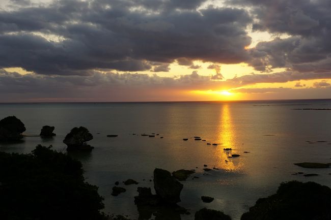 にゃんこが我が家にやってきて３度目の冬。<br />夏に思い切って１泊旅行をしたものの、お昼に出発して翌日のお昼に戻るという、ただ宿泊しただけの旅でした。<br /><br />この冬は貯めてきたマイルが切れることもあり、思い切って２泊３日の沖縄を選択。<br />なんとか往復共に二人分マイレージで予約することが出来ました。<br /><br />さて、ここからが大忙し。<br />宿の手配、レンタカーの予約、信頼のおけるペットシッターさん探しと次々にこなし、気付くと出発日です。<br />「ここへ行きたいな～」「これを食べたいな～」と、はっきりしたスケジュールが決まらないままガイドブックを片手に、人生２度目の沖縄旅行に出発しました。<br /><br />結果…３日間お願いしたシッターさんと、父のおかげで安心して旅行することができました。<br />ただ、あまりに久しぶりすぎて、撮るべく写真がすっかり抜け落ちていて、まともな旅行記が作れない！という状態に陥ってます（涙）<br />次は頑張る！<br /><br /><br />１日目　セントレア→那覇<br />　　　　首里城<br />　　　　国際通り<br /><br />２日目　万座毛<br />　　　　残波岬<br />　　　　斎場御嶽<br /><br />３日目　平和祈念公園<br />　　　　ひめゆりの塔<br />　　　　那覇→セントレア<br />　　　　浅草<br />　　　　東京→名古屋