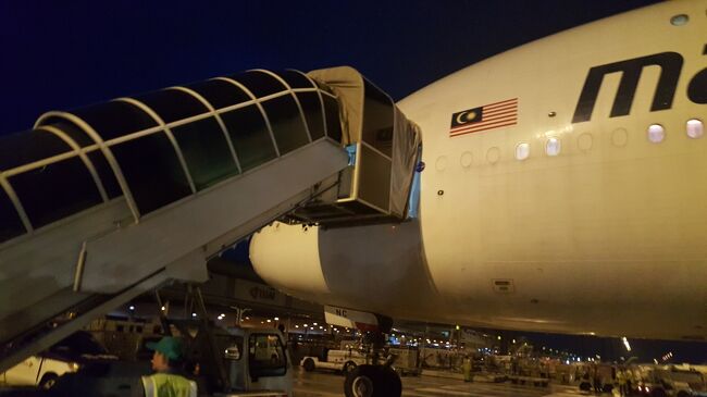 7月から連続5カ月海外ツアー、タイばかりだったが今回はマレーシアへ。<br />でも、やはりタイは捨てられず帰路はもちろんバンコク経由です。<br />バンコクできっちりとリフレッシュ。<br />今回のJAL便でFOP80.000P達成です。来年も優遇を受けられます。<br />主な日程<br />11/18 JAL3002 伊丹8:00→成田 JAL723 成田→KUL11:00→17:10<br />11/20 MH788 KUL12:15→BKK フライトキャンセルでMH774 16:30に変更<br />11/23 JAL788 BKK 8:10 →NRT 16:25 <br />11/23 JAL3007 NRT 18:20 →ITM 19:50<br /><br />宿泊先<br />クアラルンプール:ホテルロイヤルクアラルンプール<br />バンコク:S33スクンビットホテル 2泊、アイレジンスホテルサt-ン 1泊<br /><br /><br />