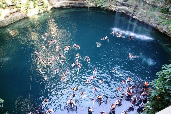 大地にぽっかりと開いたセノーテ・イキル