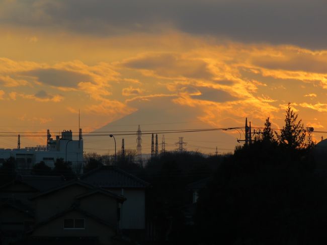 1月6日、午後4時10分過ぎに見られた影富士は山頂付近が雲に覆われたものであった。約20分間粘ってみたが山頂付近の雲は取れなかった。　その代り夕焼雲はきれいであった。<br /><br /><br /><br />*写真は午後4時16分頃に見られた雲を被った影富士