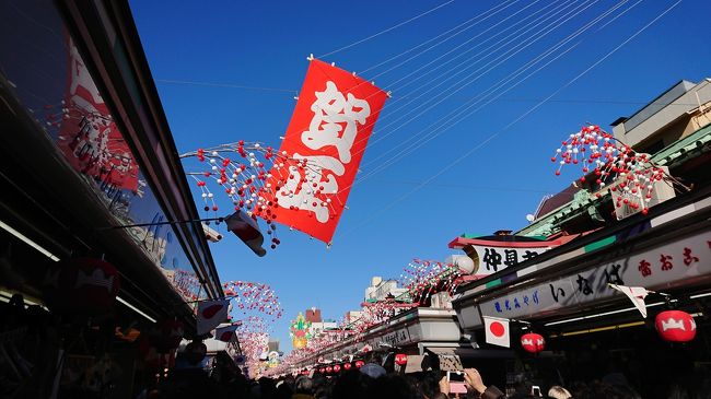 2018年1月3日。<br />まだお正月の雰囲気の浅草に行って来ました。<br />浅草寺は初詣客でたくさんの人！人！人！！<br />屋台が出たりして、とても賑やかでした。<br />舟和のどら焼き、ランチで食べた釜めし、どちらもおいしかったです。<br /><br />浅草の次は銀座へ。<br />この日は三越が初売りだったこともあり、買い物客でいっぱいでした。<br />百貨店のショーウィンドウもお正月らしかったです。<br />銀座の街並みがキラキラしてきれいだったのがとても印象的でした。<br /><br />浅草～浅草寺～舟和～麻鳥～銀座三越～GINZA SIX～銀座四丁目～和光